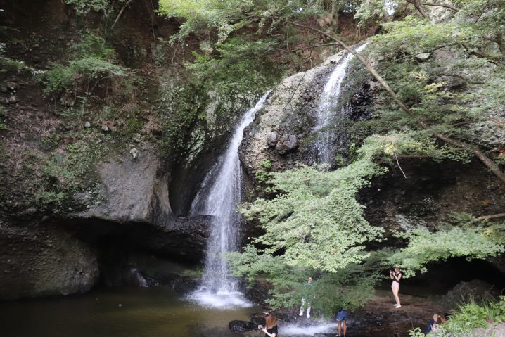 月待ちの滝