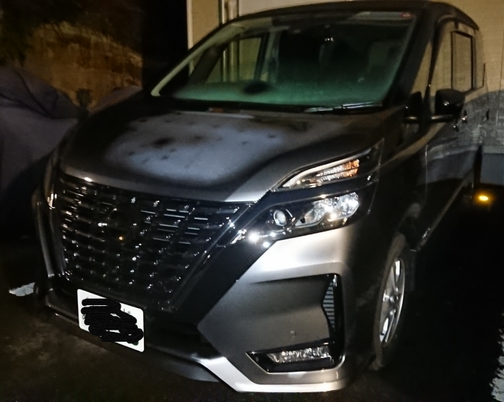 日産セレナ ダークメタルグレー